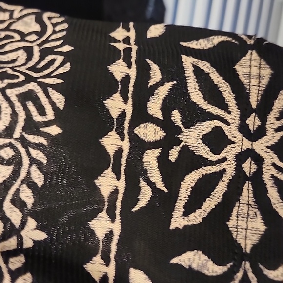 Chicos Black Top with lace accent  Sz 2 (Large) - Picture 6 of 6